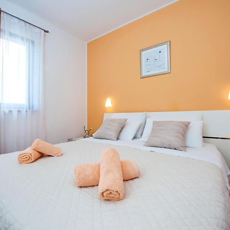 Apartments And Rooms Camaiore Ровин Екстериор снимка