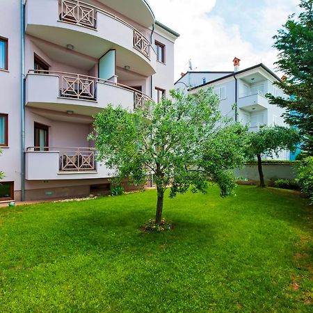 Apartments And Rooms Camaiore Ровин Екстериор снимка