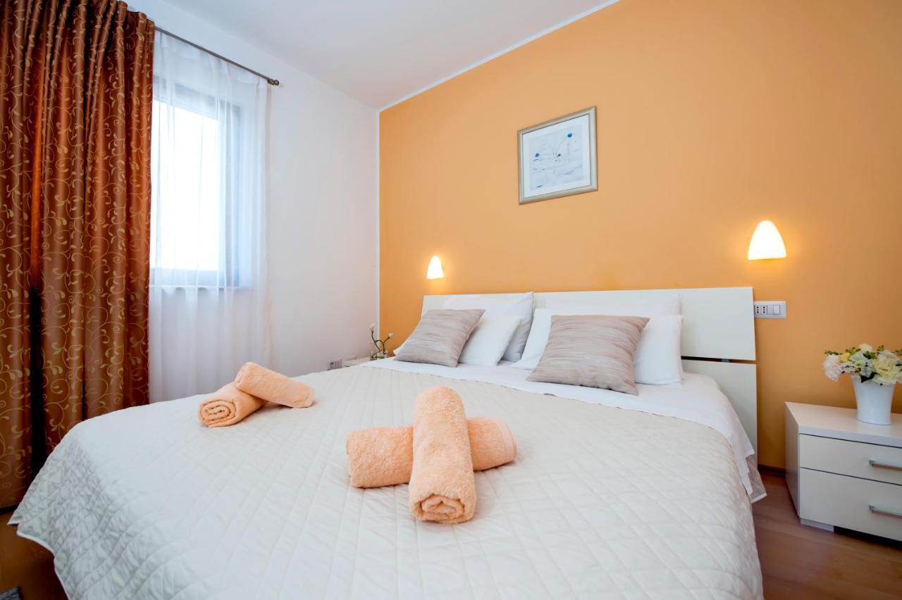 Apartments And Rooms Camaiore Ровин Екстериор снимка