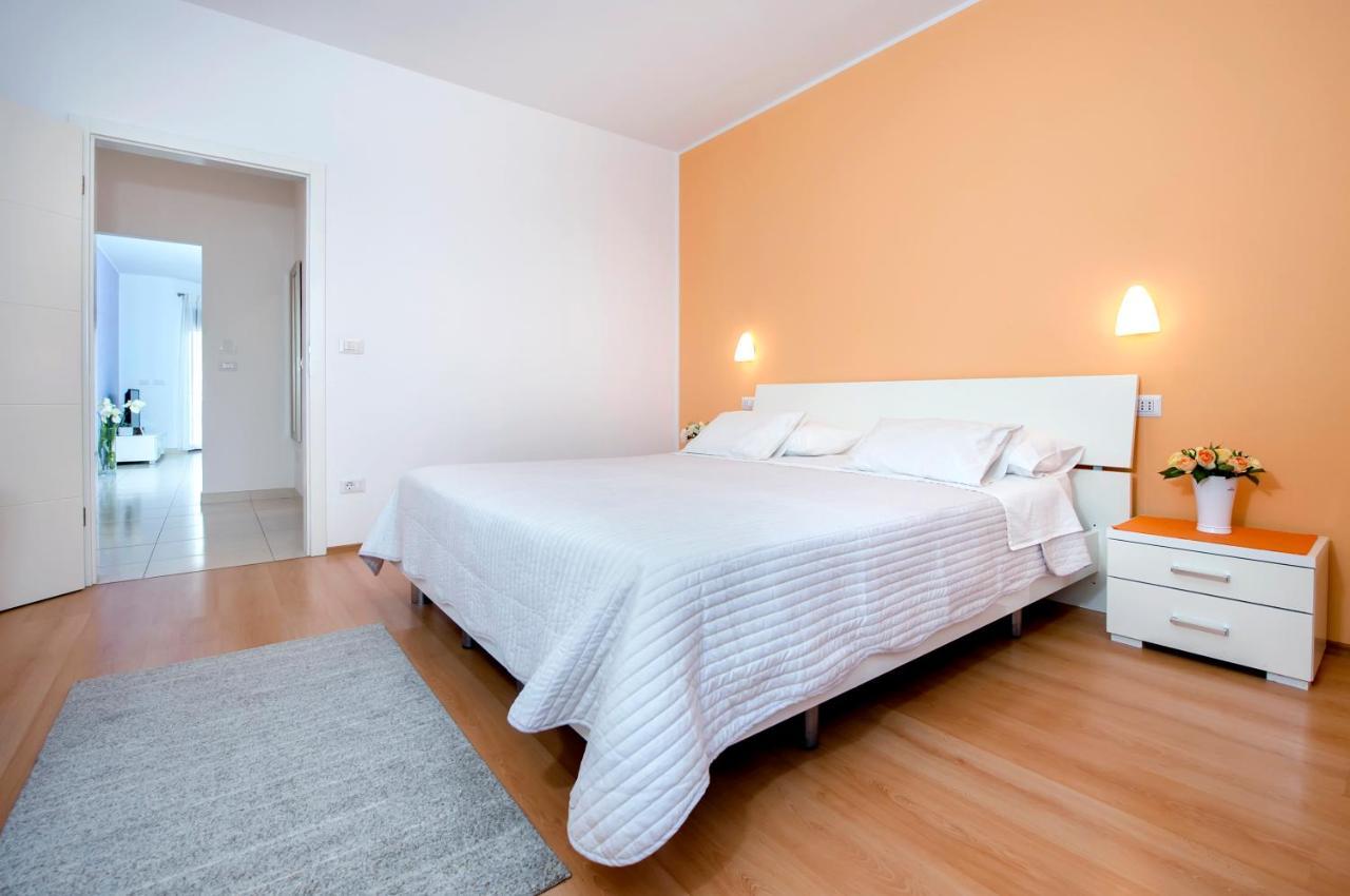 Apartments And Rooms Camaiore Ровин Екстериор снимка