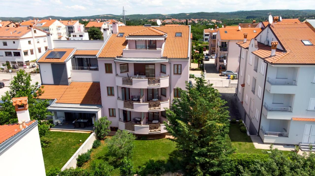 Apartments And Rooms Camaiore Ровин Екстериор снимка