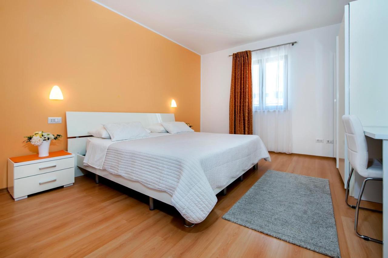 Apartments And Rooms Camaiore Ровин Екстериор снимка