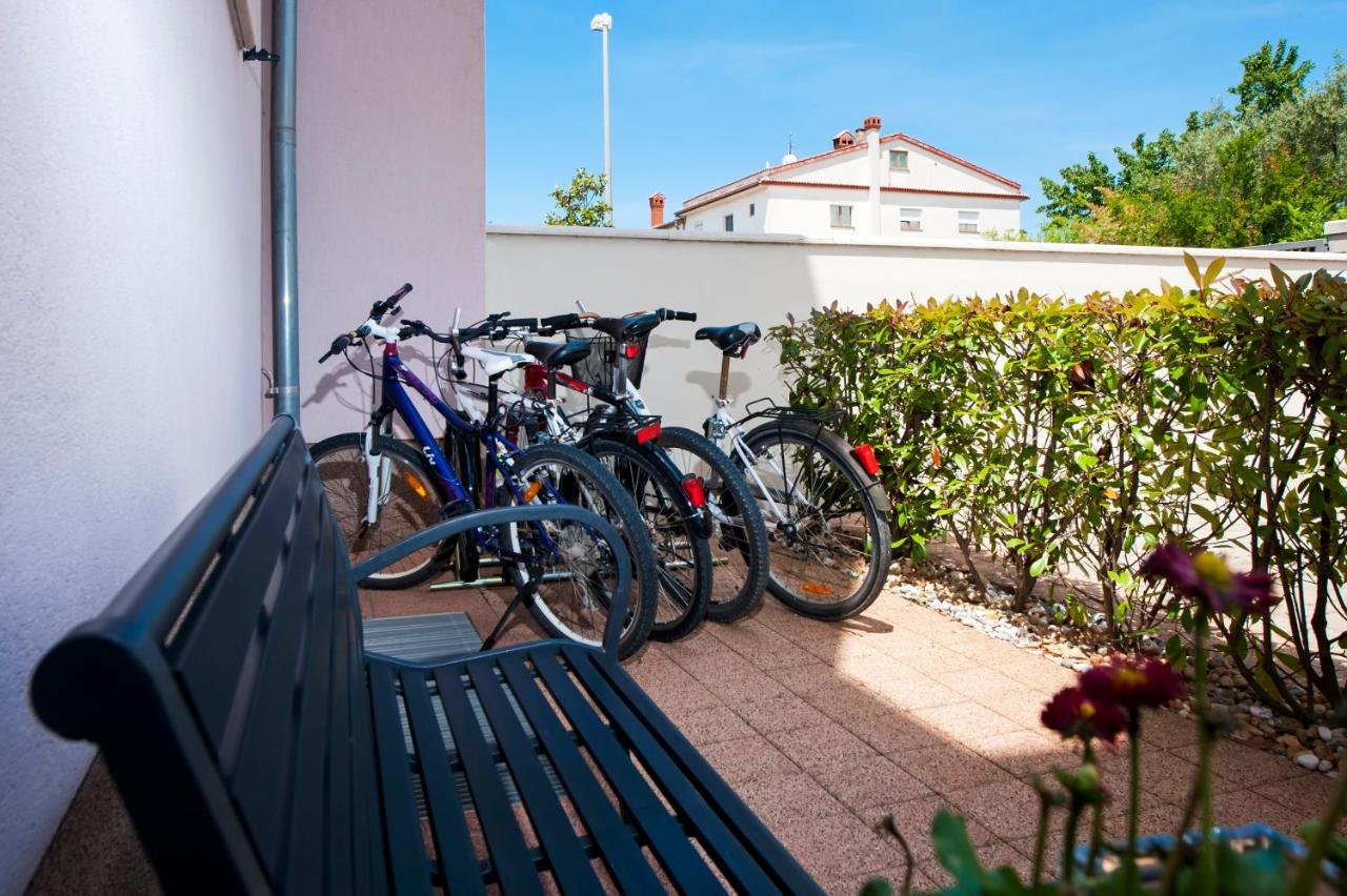 Apartments And Rooms Camaiore Ровин Екстериор снимка