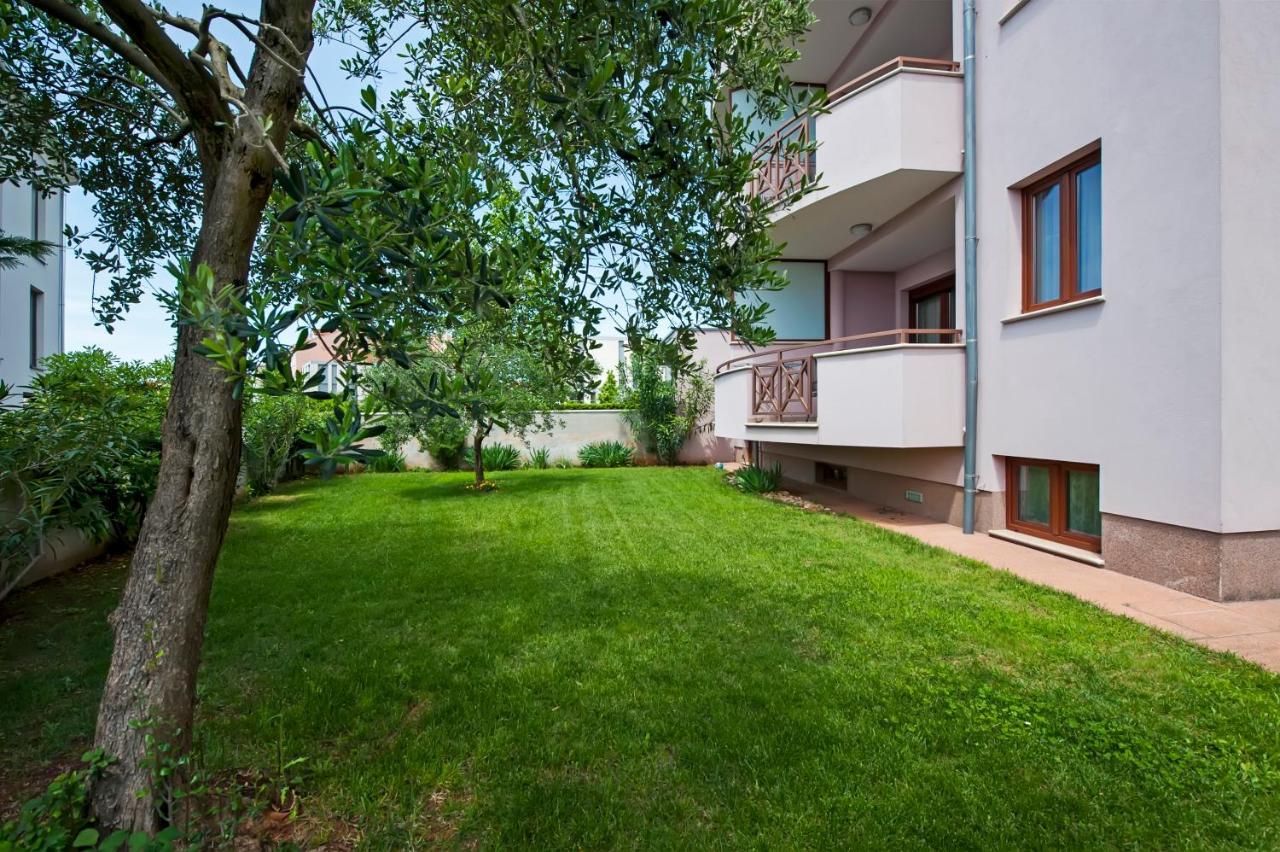 Apartments And Rooms Camaiore Ровин Екстериор снимка