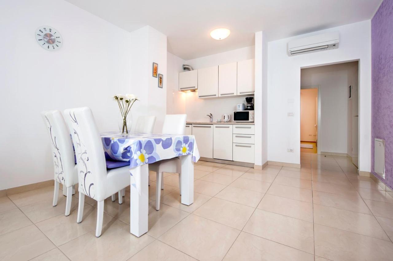 Apartments And Rooms Camaiore Ровин Екстериор снимка