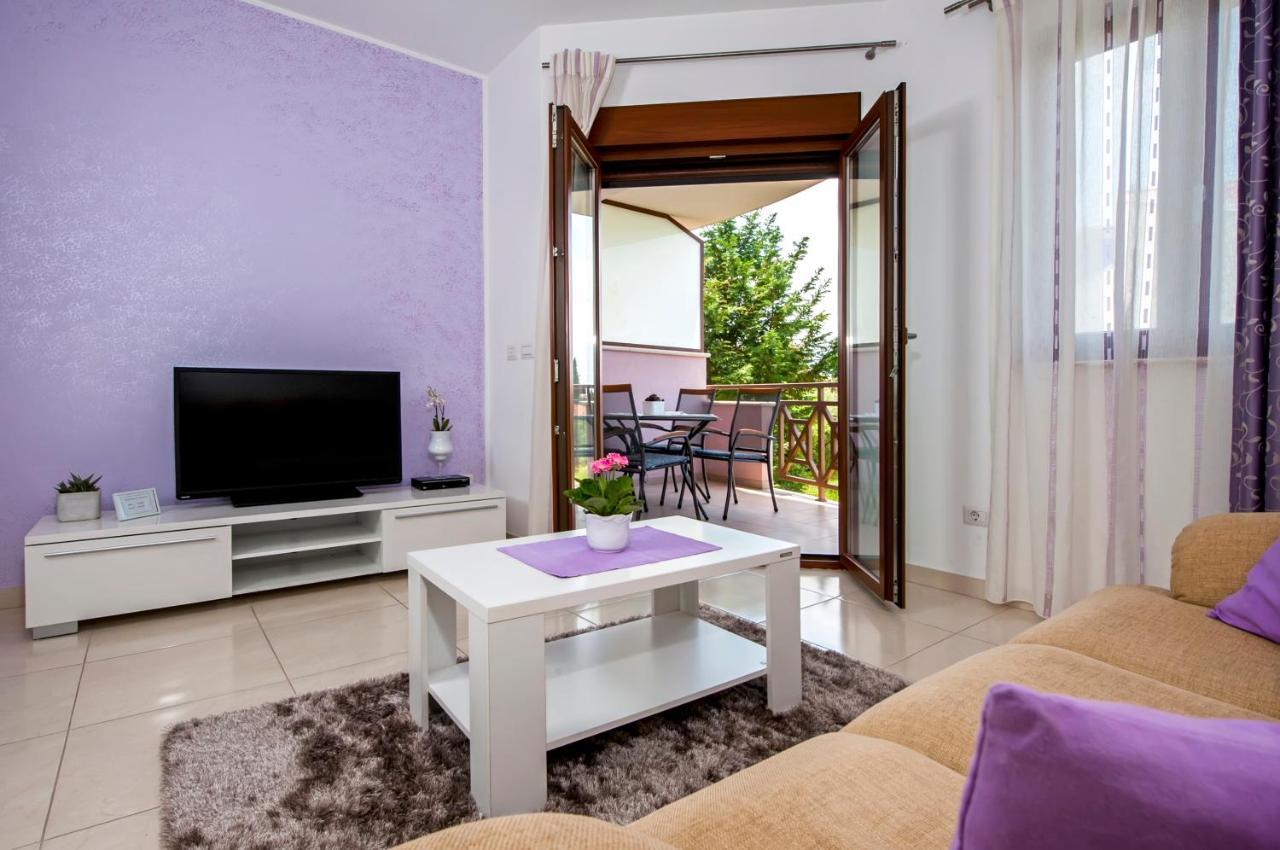 Apartments And Rooms Camaiore Ровин Екстериор снимка
