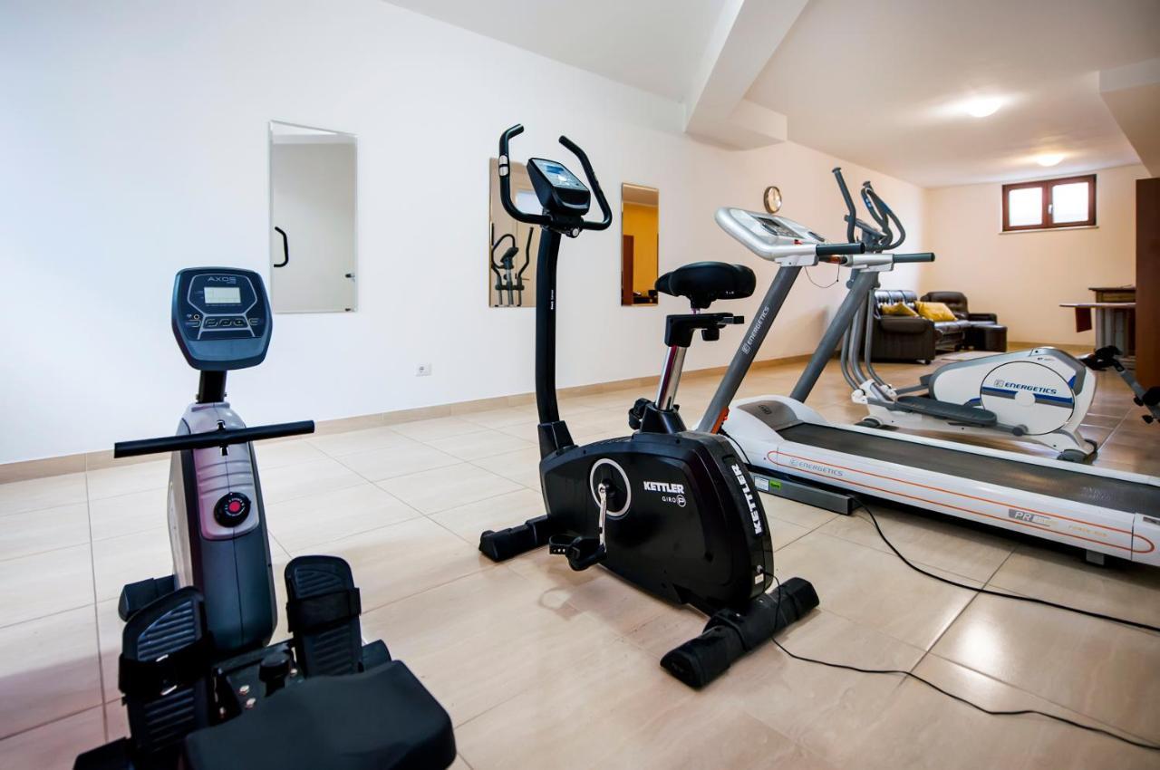 Apartments And Rooms Camaiore Ровин Екстериор снимка