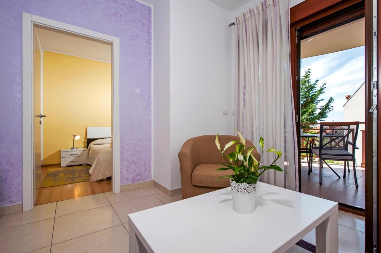 Apartments And Rooms Camaiore Ровин Екстериор снимка