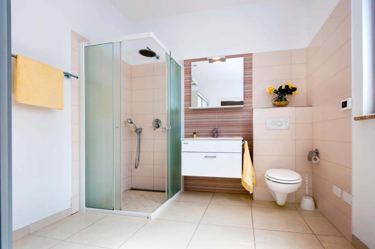 Apartments And Rooms Camaiore Ровин Екстериор снимка