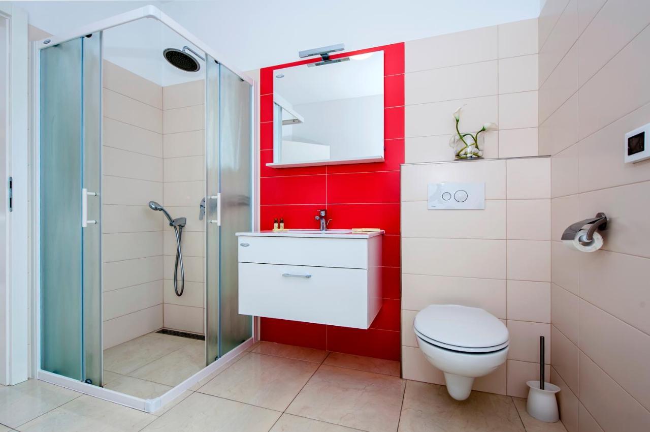 Apartments And Rooms Camaiore Ровин Екстериор снимка