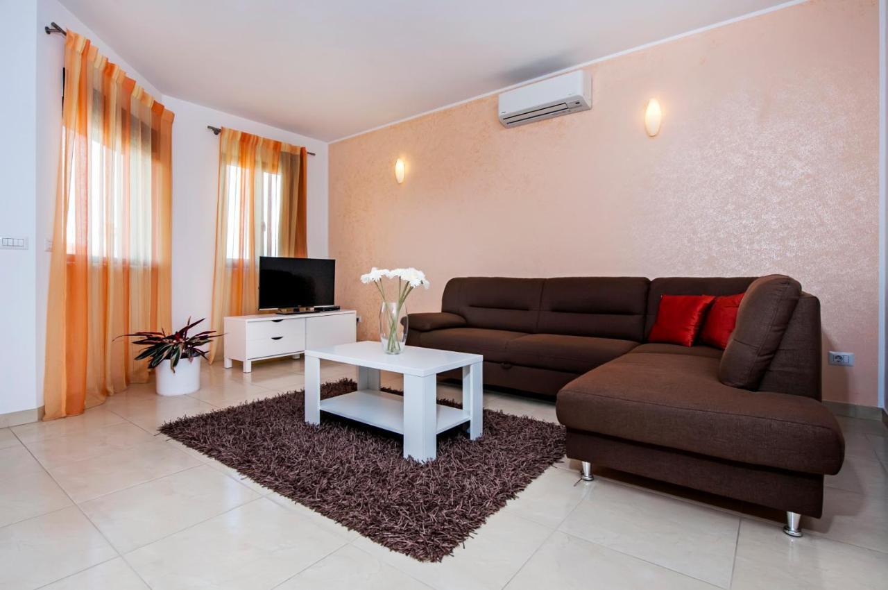 Apartments And Rooms Camaiore Ровин Екстериор снимка
