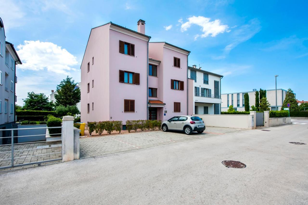 Apartments And Rooms Camaiore Ровин Екстериор снимка