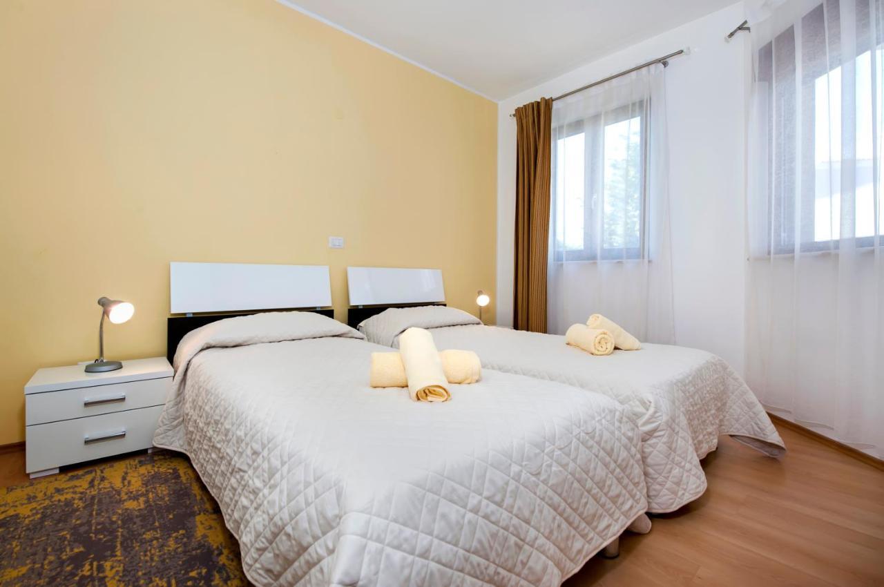 Apartments And Rooms Camaiore Ровин Екстериор снимка