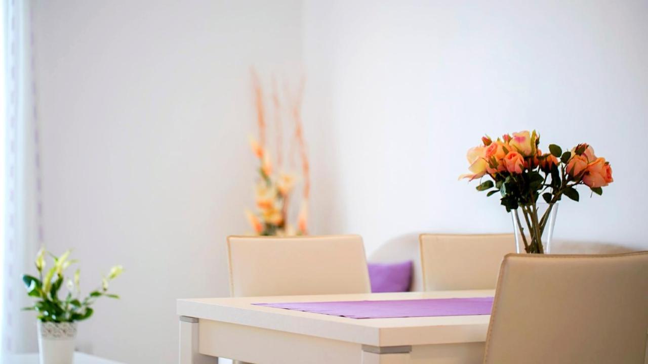 Apartments And Rooms Camaiore Ровин Екстериор снимка