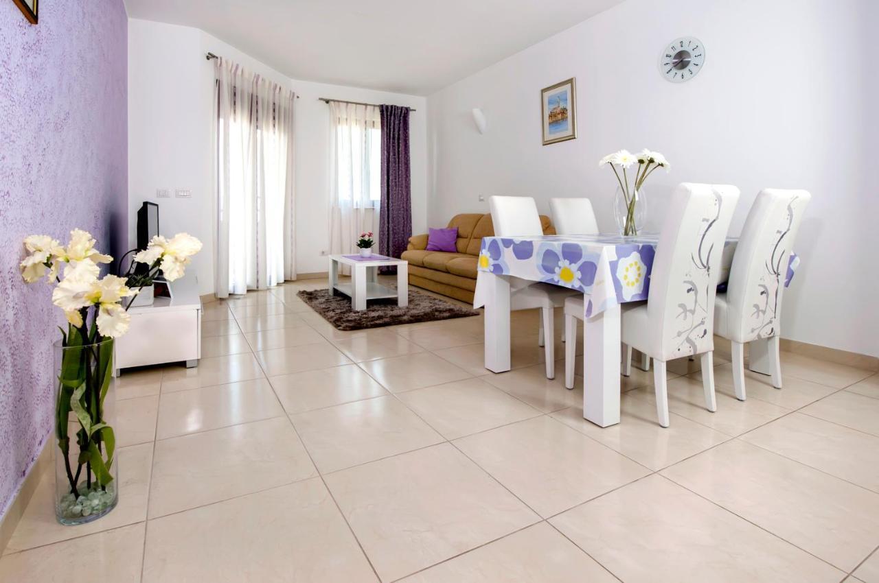 Apartments And Rooms Camaiore Ровин Екстериор снимка