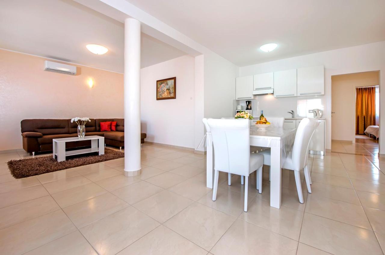 Apartments And Rooms Camaiore Ровин Екстериор снимка