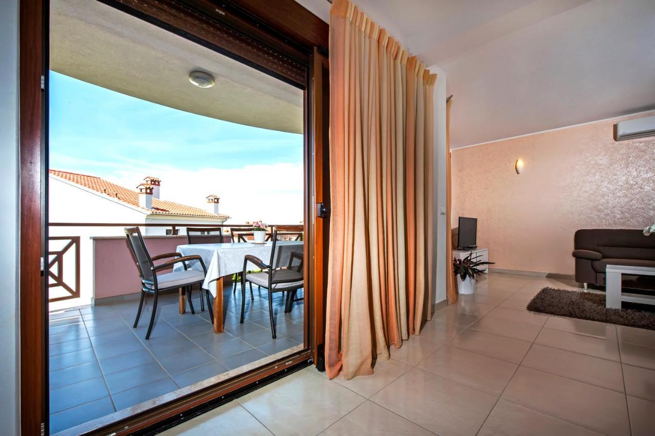 Apartments And Rooms Camaiore Ровин Екстериор снимка
