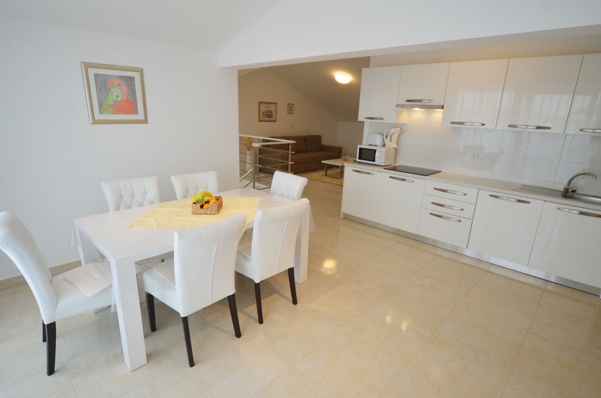 Apartments And Rooms Camaiore Ровин Екстериор снимка